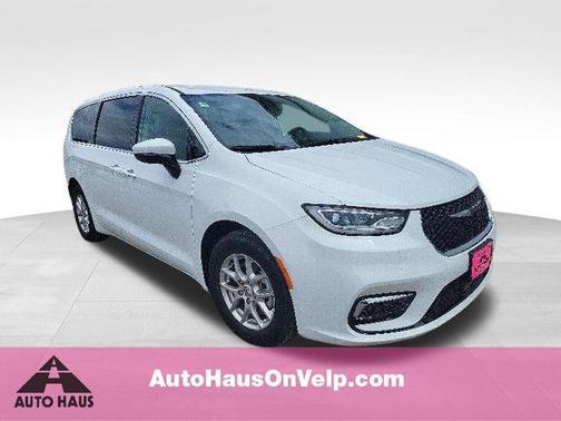 Bright White Clearcoat 2023 Chrysler Pacifica Touring L