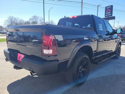 Diamond Black Crystal Pearlcoat 2021 RAM 1500 Classic SLT