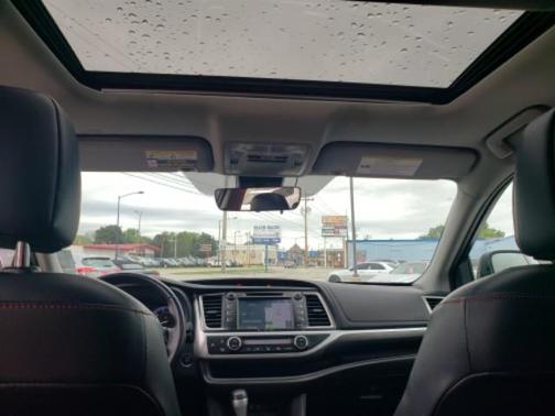 Photo 2 of 7 of 2019 Toyota Highlander SE