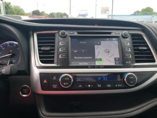 Photo 3 of 7 of 2019 Toyota Highlander SE