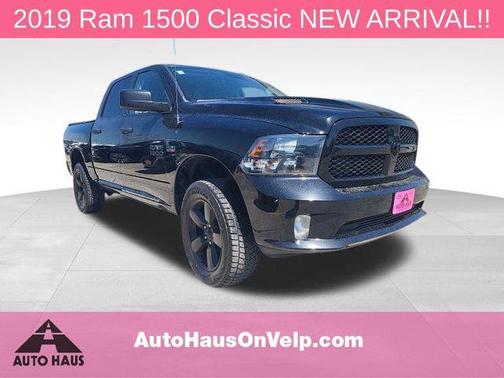 Brilliant Black Crystal Pearlcoat 2019 RAM 1500 Express
