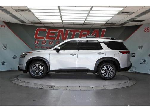 2022 Nissan Pathfinder SV