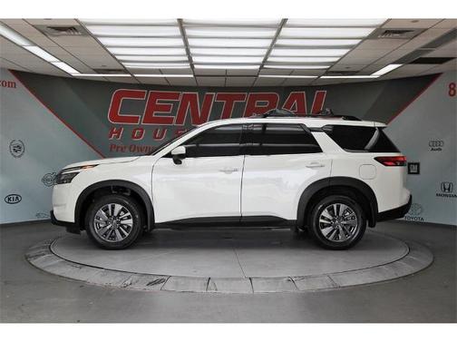 2024 Nissan Pathfinder SV