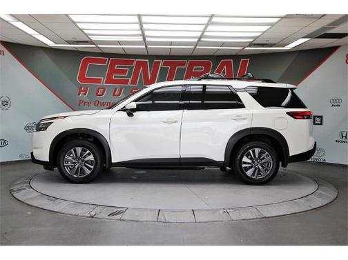 2024 Nissan Pathfinder SV