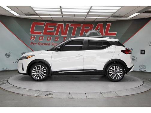 2023 Nissan Kicks SR