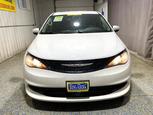 2022 Chrysler Voyager LX