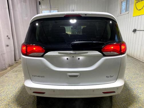 2022 Chrysler Voyager LX