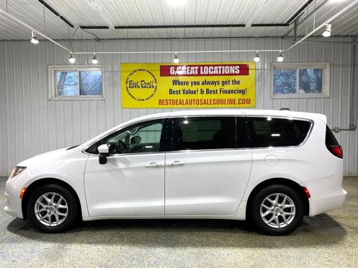 2022 Chrysler Voyager LX