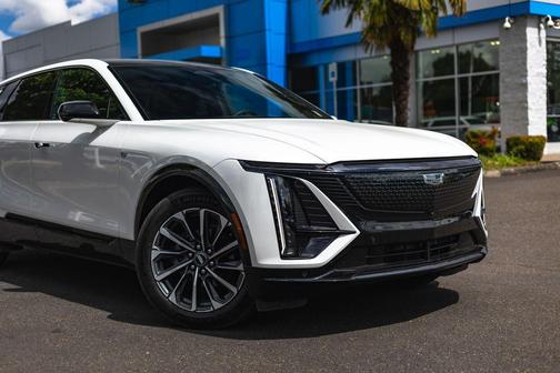 Crystal White Tricoat 2024 Cadillac LYRIQ Sport