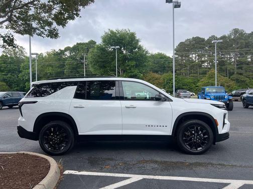 Summit White 2024 Chevrolet Traverse LT