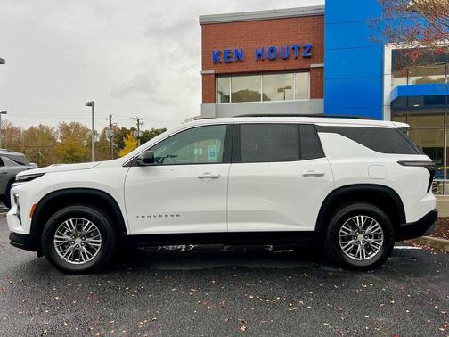 2025 Chevrolet Traverse LT
