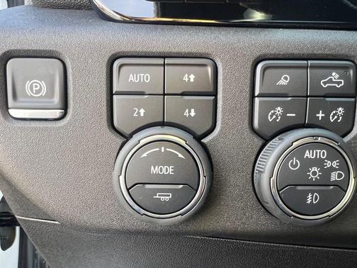 2025 Chevrolet Silverado 2500 4WD Crew Cab Standard Bed ZR2