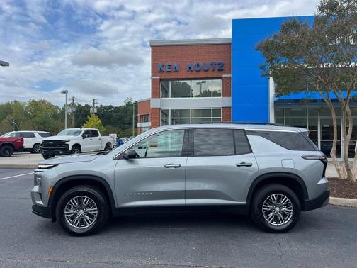 2025 Chevrolet Traverse LT