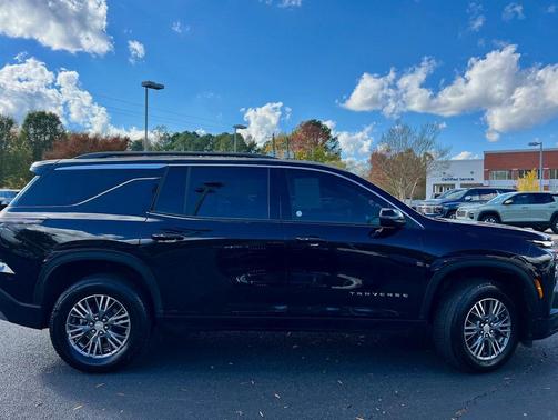 2025 Chevrolet Traverse LT