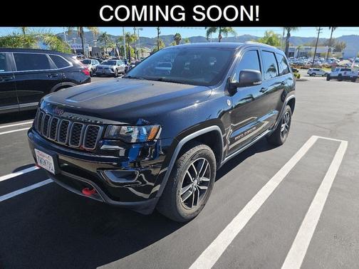 Diamond Black Crystal Pearlcoat 2017 Jeep Grand Cherokee Trailhawk