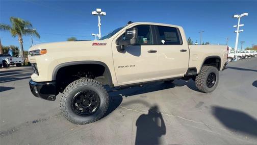 White Sands 2026 Chevrolet Silverado 2500 Custom