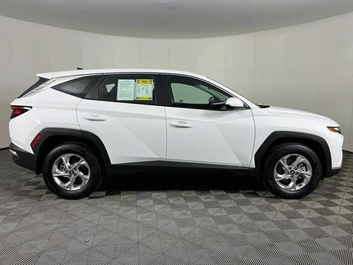 White Pearl 2024 Hyundai TUCSON SE