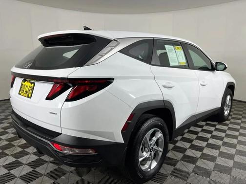 White Pearl 2024 Hyundai TUCSON SE