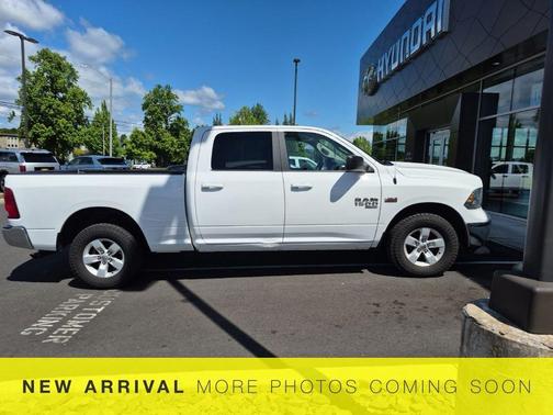 Bright White Clearcoat 2019 RAM 1500 SLT