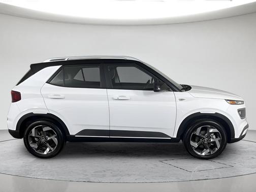Lunar White w/Black Roof 2026 Hyundai VENUE SEL
