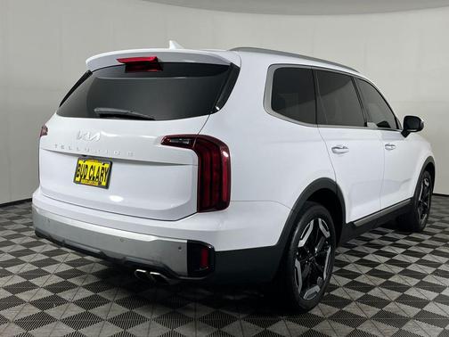 Glacial White Pearl 2024 Kia Telluride S
