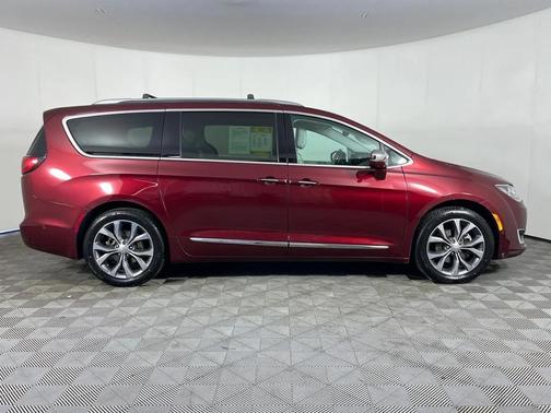 Velvet Red Pearlcoat 2017 Chrysler Pacifica Limited