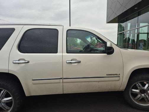 White 2011 GMC Yukon Denali
