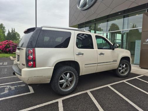 White 2011 GMC Yukon Denali