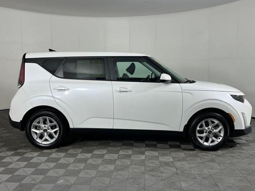 Snow White Pearl 2023 Kia Soul S
