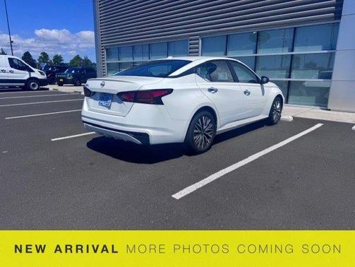 Glacier White 2025 Nissan Altima 2.5 SV