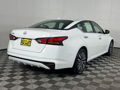 Glacier White 2025 Nissan Altima 2.5 SV