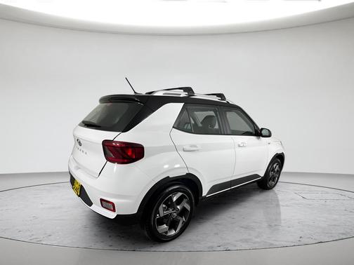 Lunar White w/Black Roof 2026 Hyundai VENUE SEL w/Two-Tone Roof