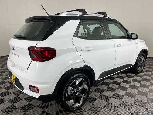 Lunar White w/Black Roof 2026 Hyundai VENUE SEL w/Two-Tone Roof