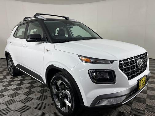 Lunar White w/Black Roof 2026 Hyundai VENUE SEL w/Two-Tone Roof