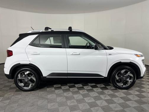 Lunar White w/Black Roof 2026 Hyundai VENUE SEL w/Two-Tone Roof