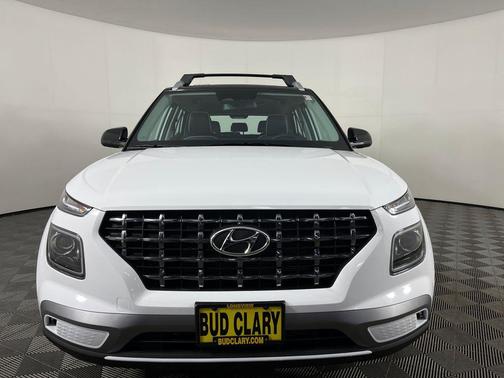 Lunar White w/Black Roof 2026 Hyundai VENUE SEL w/Two-Tone Roof