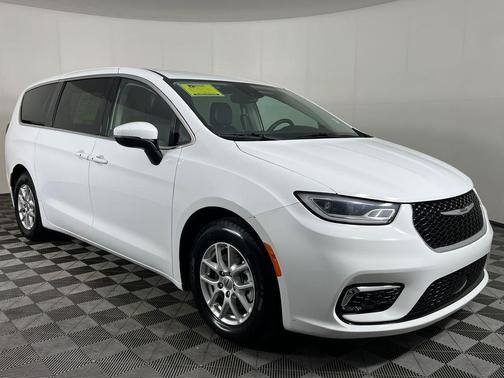 Bright White Clearcoat 2023 Chrysler Pacifica Touring L
