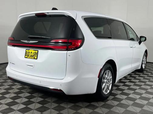 Bright White Clearcoat 2023 Chrysler Pacifica Touring L