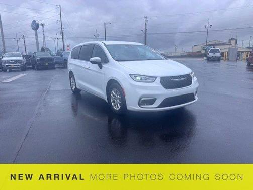 Bright White Clearcoat 2023 Chrysler Pacifica Touring L