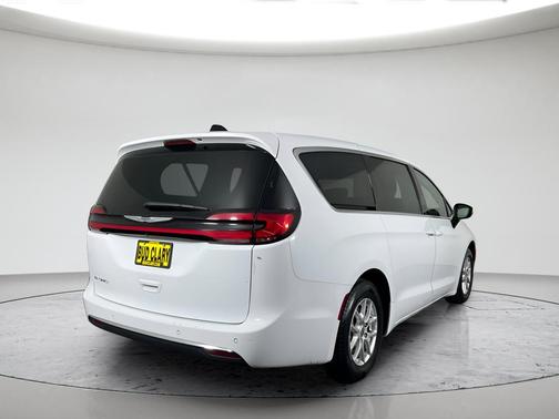 Bright White Clearcoat 2023 Chrysler Pacifica Touring L