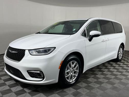 Bright White Clearcoat 2023 Chrysler Pacifica Touring L