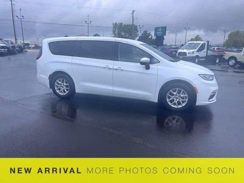 Bright White Clearcoat 2023 Chrysler Pacifica Touring L