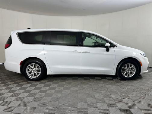 Bright White Clearcoat 2023 Chrysler Pacifica Touring L
