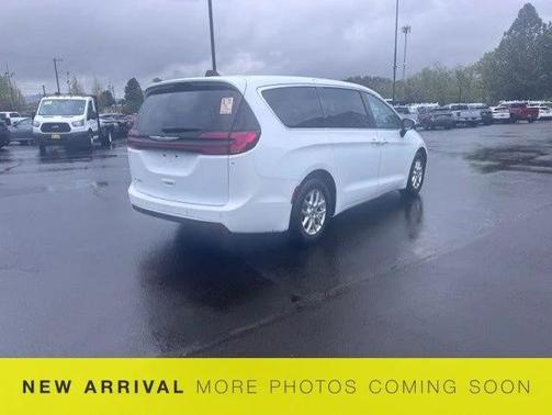 Bright White Clearcoat 2023 Chrysler Pacifica Touring L