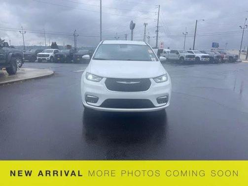 Bright White Clearcoat 2023 Chrysler Pacifica Touring L