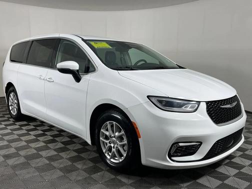 Bright White Clearcoat 2023 Chrysler Pacifica Touring L
