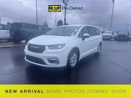 Bright White Clearcoat 2023 Chrysler Pacifica Touring L