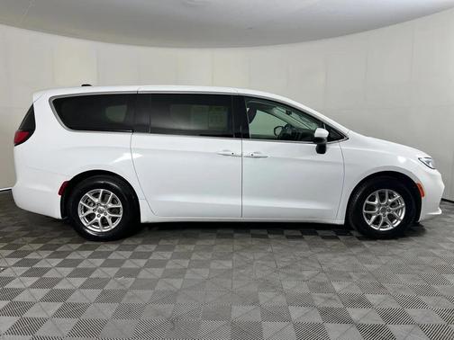 Bright White Clearcoat 2023 Chrysler Pacifica Touring L