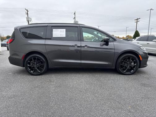 2023 Chrysler Pacifica Touring-L