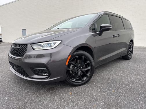 2023 Chrysler Pacifica Touring-L